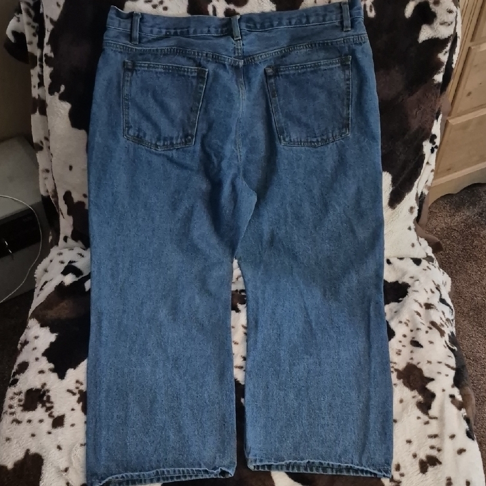 Blue MOUNTAIN, Classic Blue Relaxed Fit Jeans for Men. WAIST 40. - Picture 6 of 12